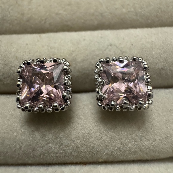 Jewelry - Pretty Pink Studs